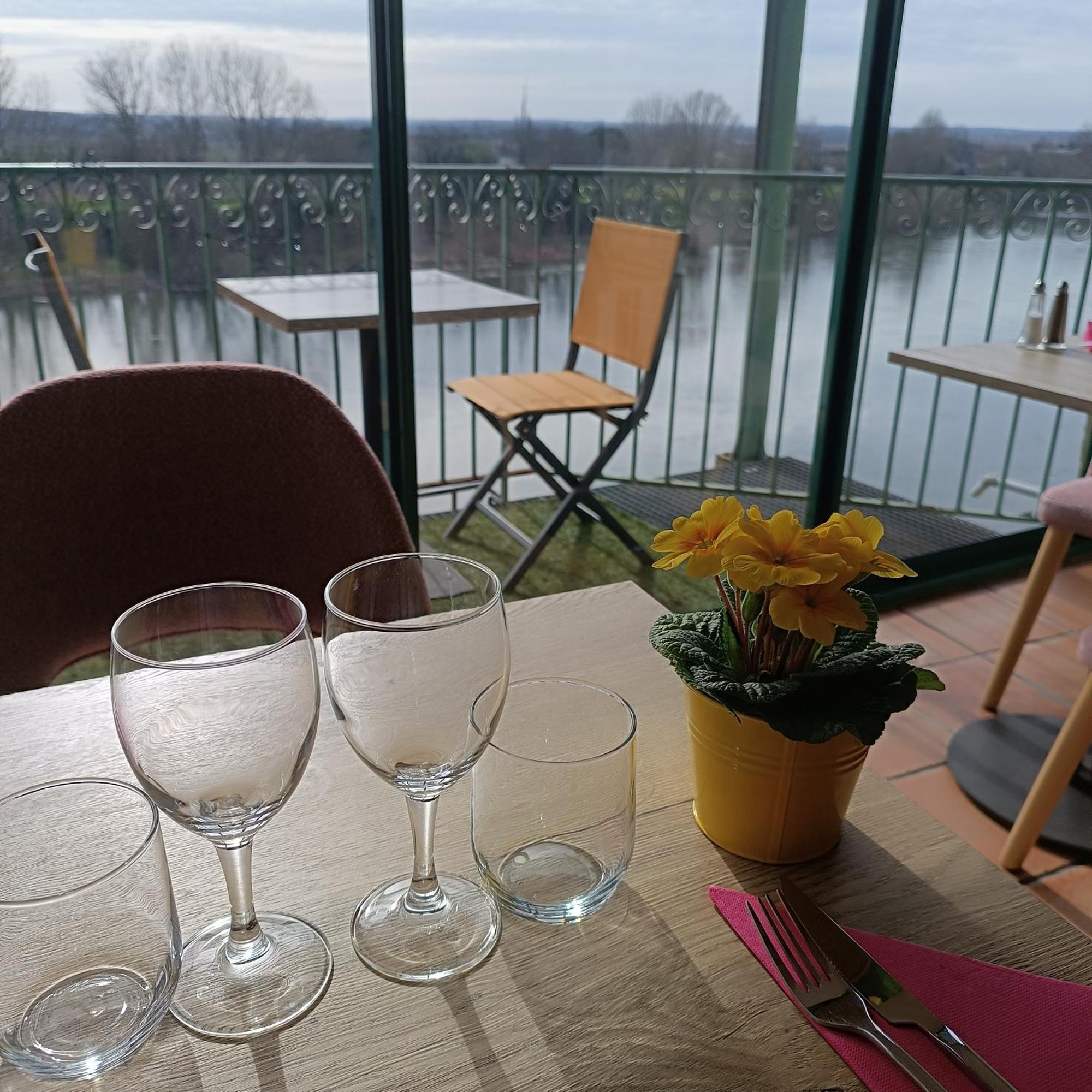 Hotel Restaurant Cote Garonne Le Balcon Des Dames - Tonneins Fauillet Marmande - Vue Panoramique Bord De Garonne Chambres Climatisees Экстерьер фото